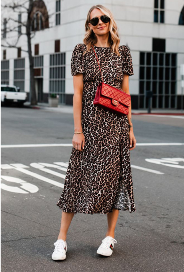 اطلالات تجمع بين الأناقة والعصرية في الفستان مع الحذاء الرياضي