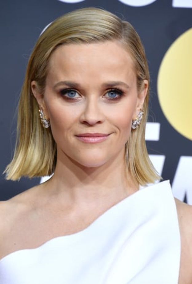  اعتمدت ريس الشعر القصير مؤخراً