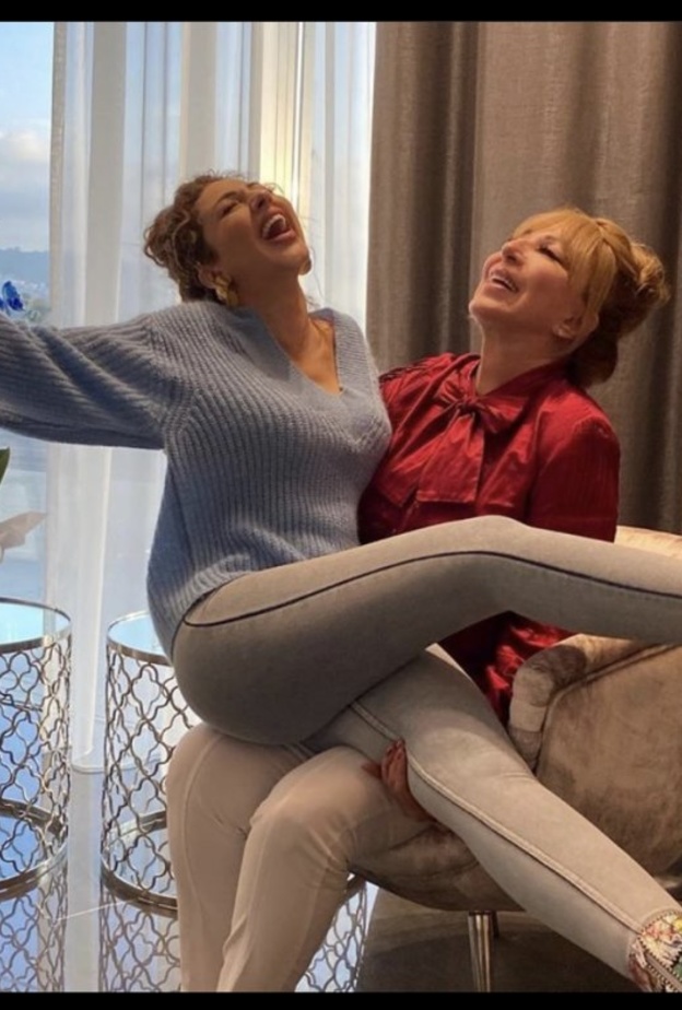 صورة عفوية تجمع بين ميريام فارس وأمها