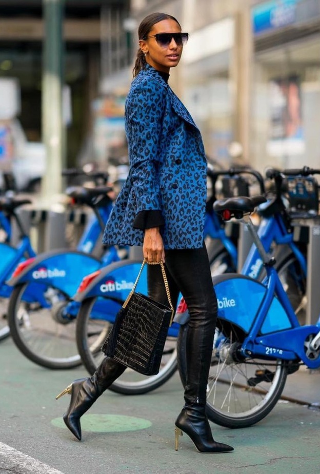 اطلالة ملفتة بالبليزر الأزرق والأسود بالنقشة الحيوانية مع السروال الأسود الضيق والحذاء العالي