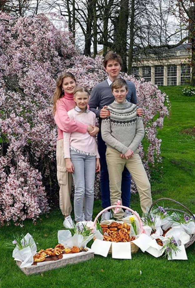 أفراد العائلة البلجيكية المالكة يزرون دور التمريض ورعاية المسنين