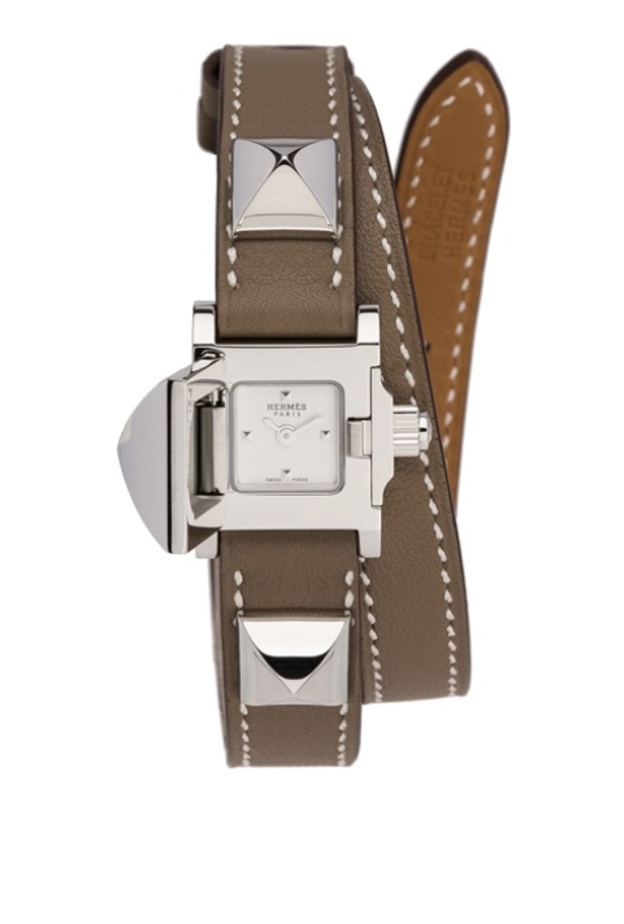 ساعات مزدانة بسوار جلد 