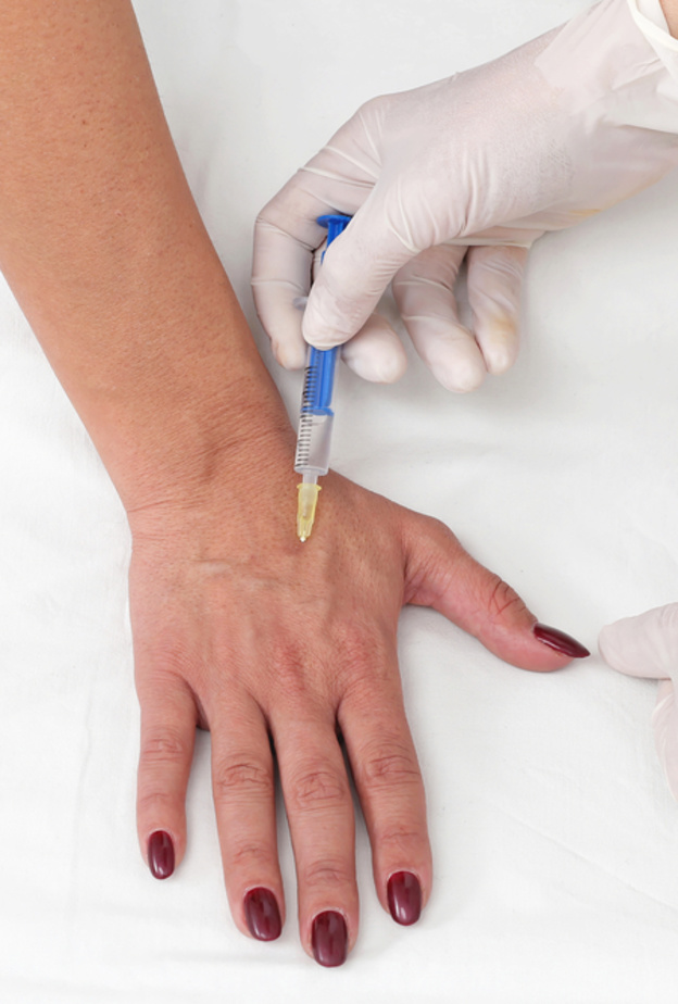 تعرفي على فوائد وأضرار عملية تجميل اليدين لإخفاء عروق اليد