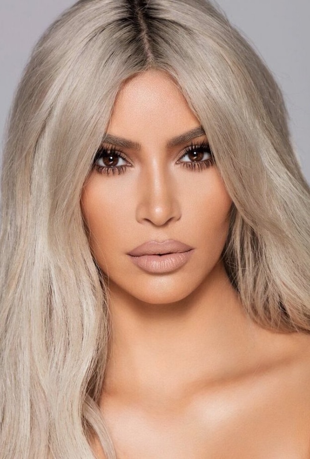 تستخدم كيم كارداشيان الكونتور كأحمر شفاه