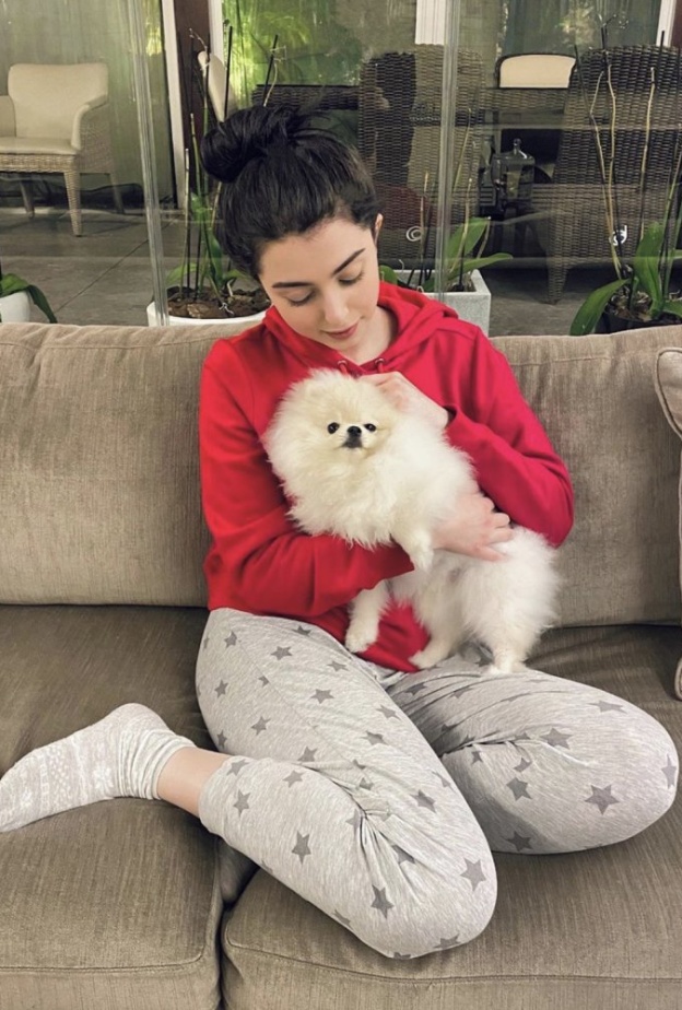 نشرت ماريتا الحلاني صورة لها في المنزل لتشجع متابعيها على البقاء في بيوتهم