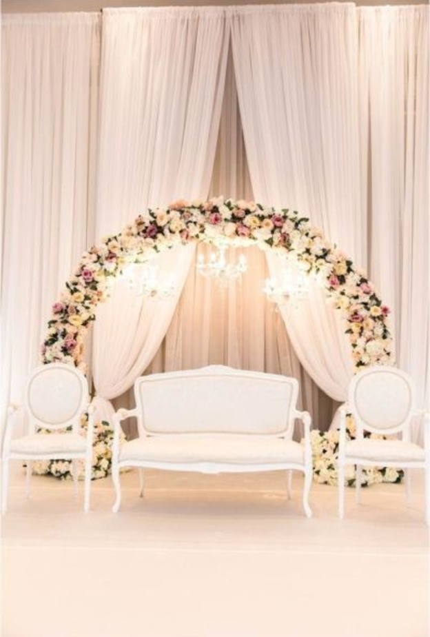  قوس الورود و الستائر لزينة الكوشات للخطوبة