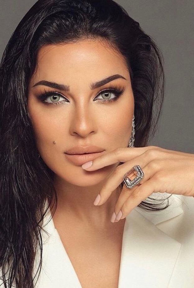 الوان مكياج خفيف للعروس مع احمر الشفاه المات من نادين نجيم