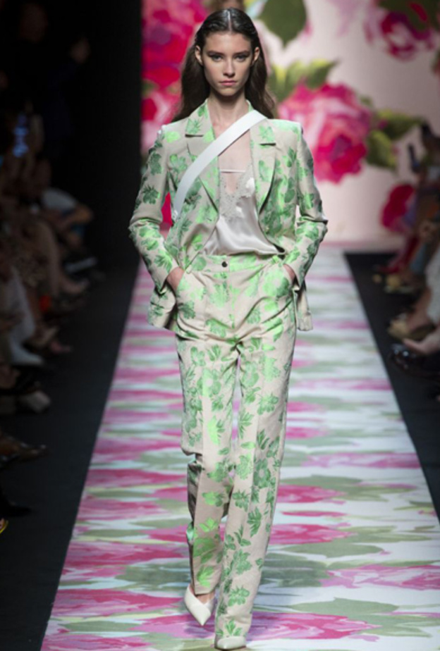 البناطيل المنقوشة بالورود احدث صيحات الربيع من Blumarine