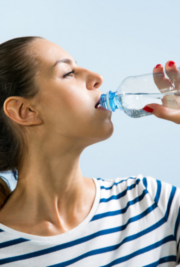 شرب الماء باستمرار لا يقتل فيروس كورونا