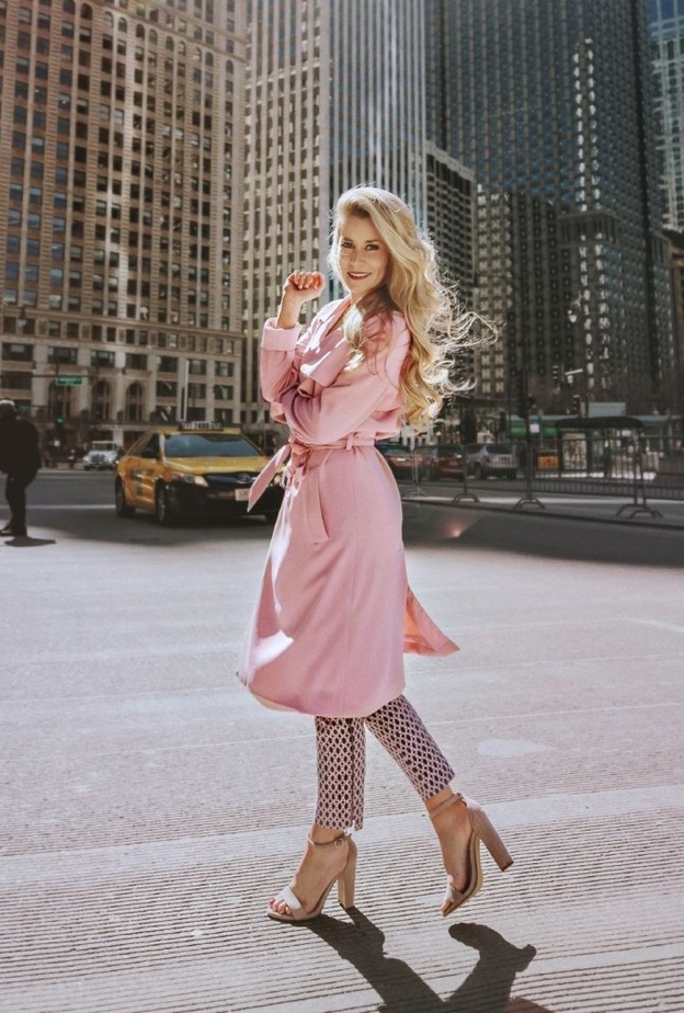 تألقي بالمعاطف الربيعية باللون الزهري الجذاب لستايل أنثوي ومرهف