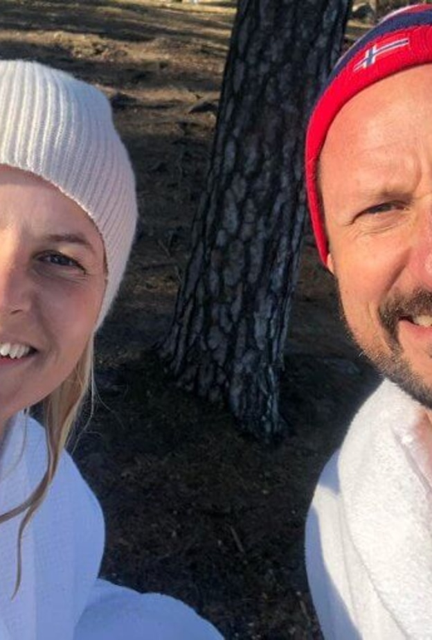 ولي عهد النرويج وزوجته ينشران صور من داخل عزلهما الصحي