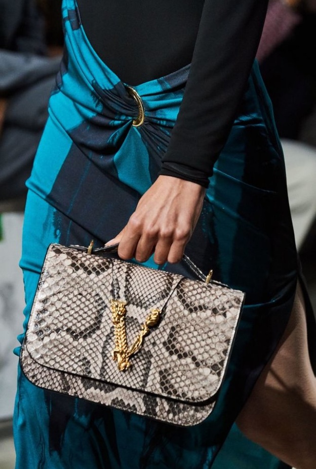  حقيبة يد بنقشة جلد الأفعى من Gucci