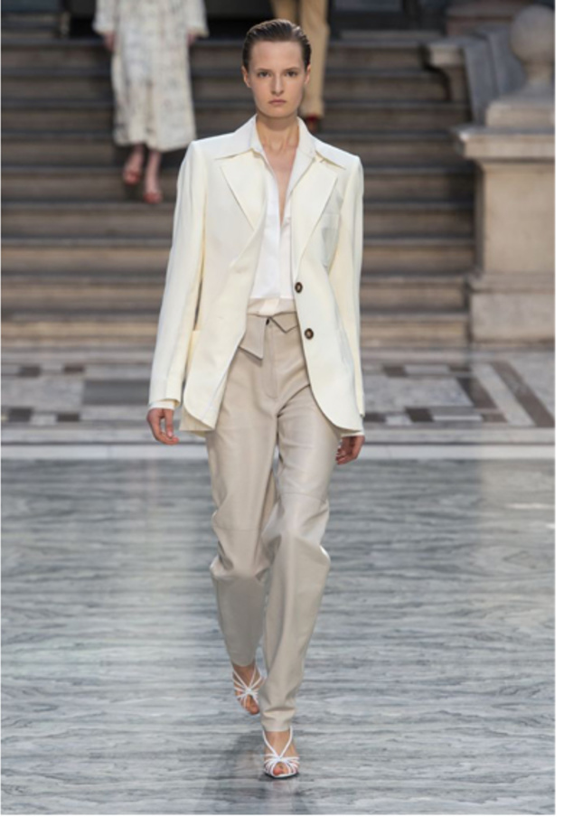 موضة البليزر البيضاء