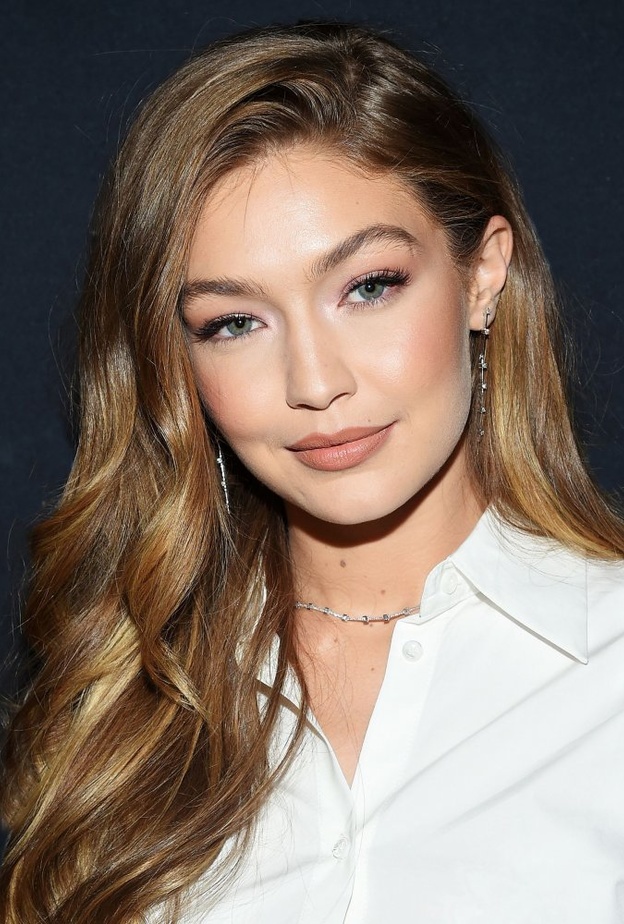  طريقة تطبيق احمر شفاه نيود مستوحى من اطلالات Gigi Hadid