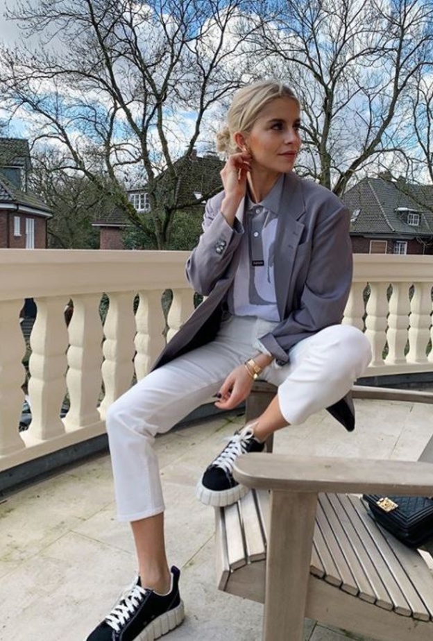 البلوغر الألمانية كارولين دور بلوك أنيق في المنزل