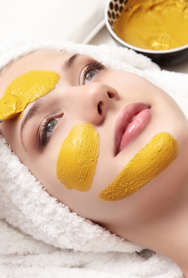 ضعي قناع الكركم على بشرتك الدهنية