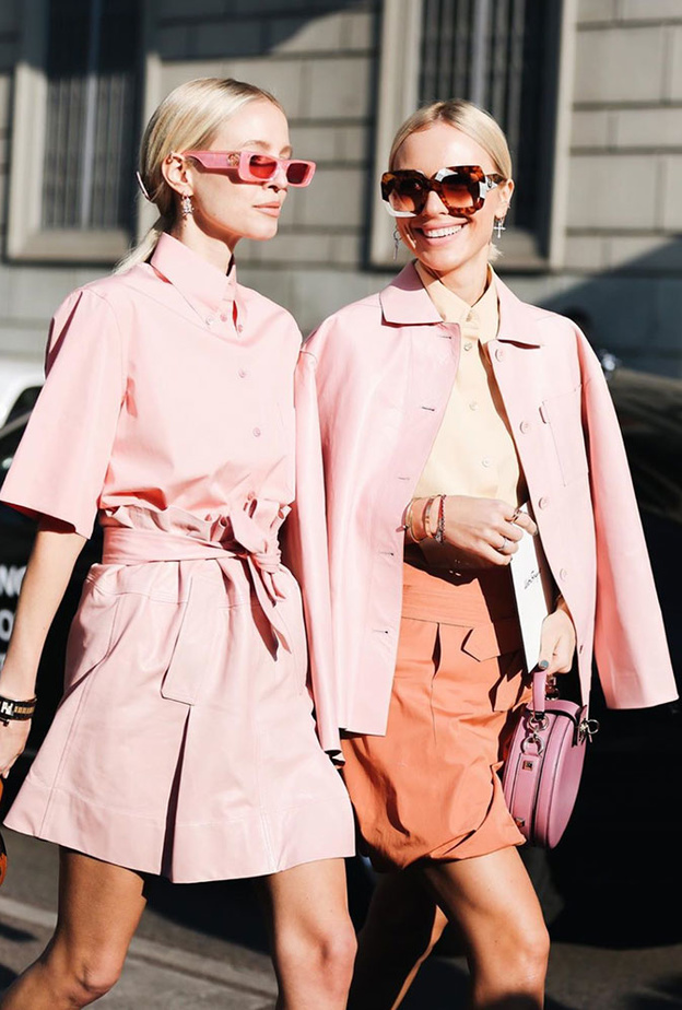 اطلالات ربيعية مرهفة وجذابة باللون الزهري الباستيلي الأنيق