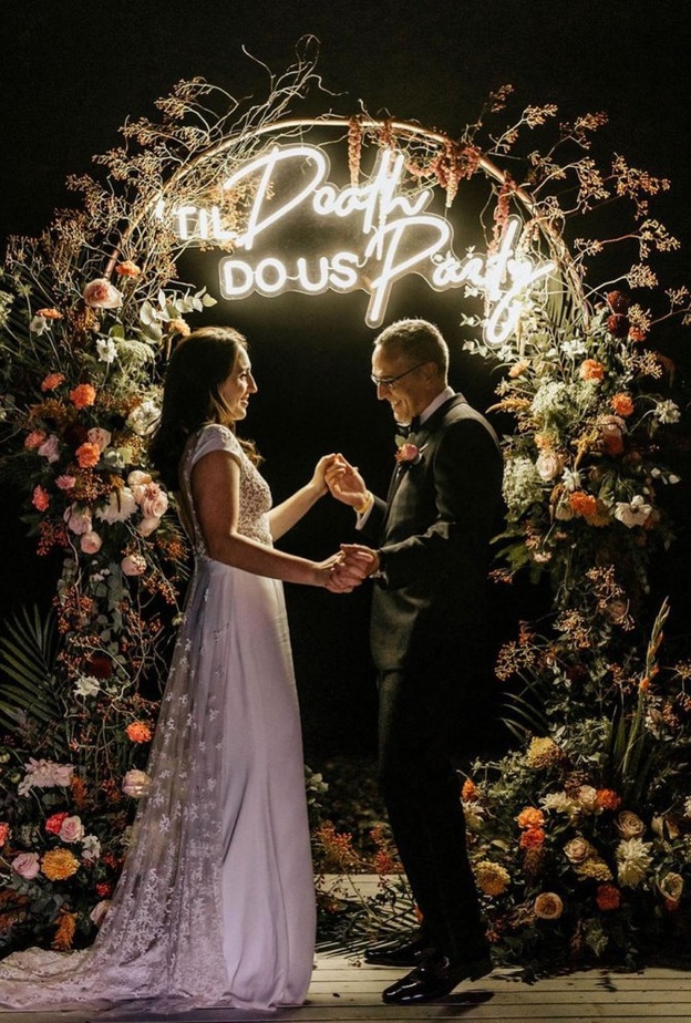 ديكور حفل زفاف بالنيون