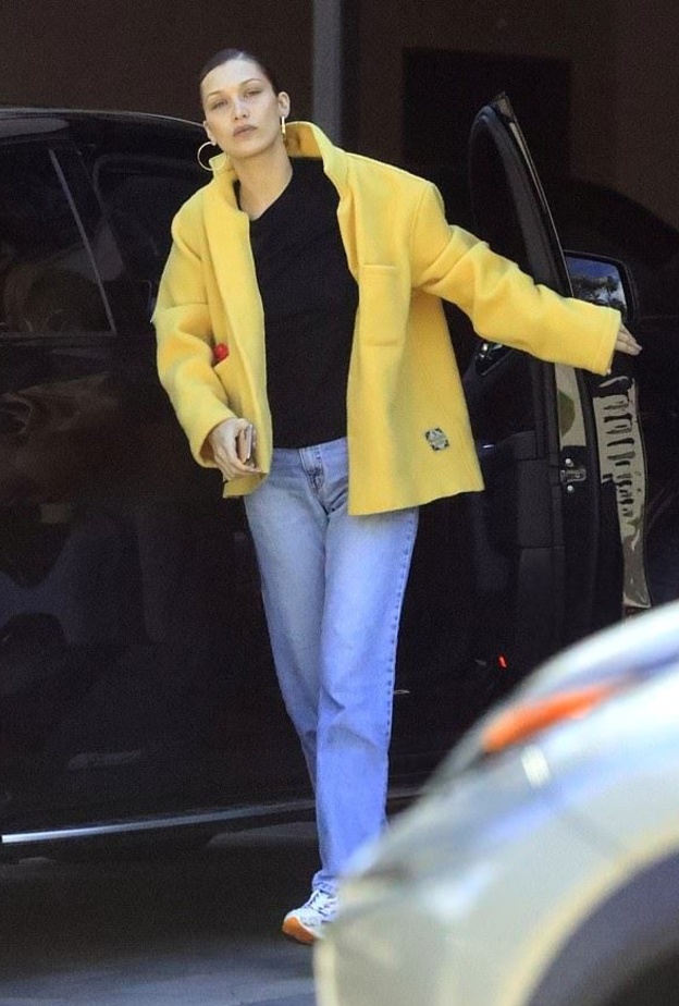 كشفت إطلالة بيلا عن صيحة رائجة كثيرة مؤخراً وهي الجاكيت باللون الأصفر