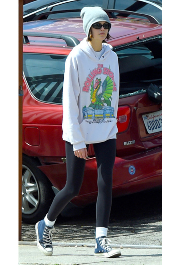 اطلالة KAIA GERBER كاجوال بموضة الليغينغ الاسود والفيست البيضاء مع الرسمات الأمامية