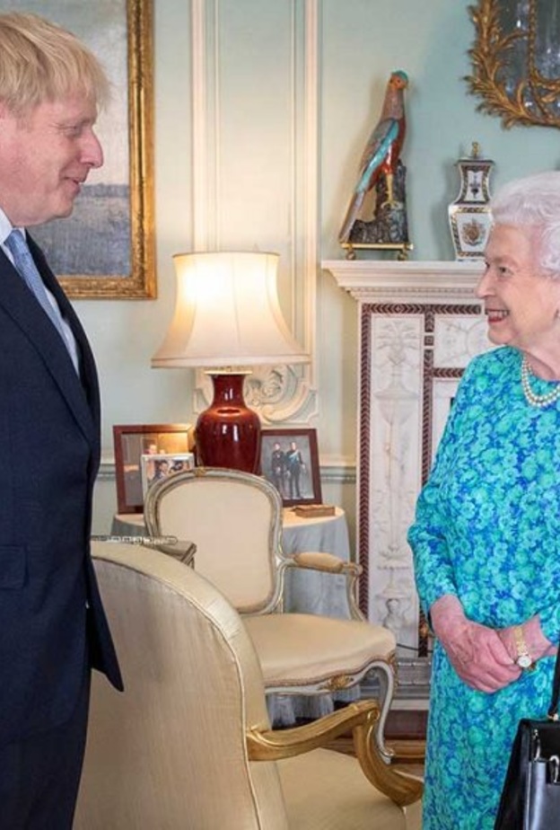 رئيس وزراء بريطانيا اجتمع بالملكة قبل مغادرتها قصر باكنغهام