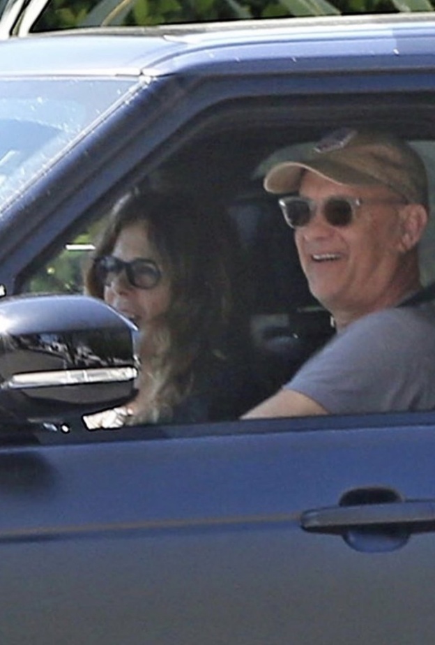 عودة توم هانكس وزوجته ريتا إلى لوس انجيلوس بعد الشفاء من فايروس كورونا