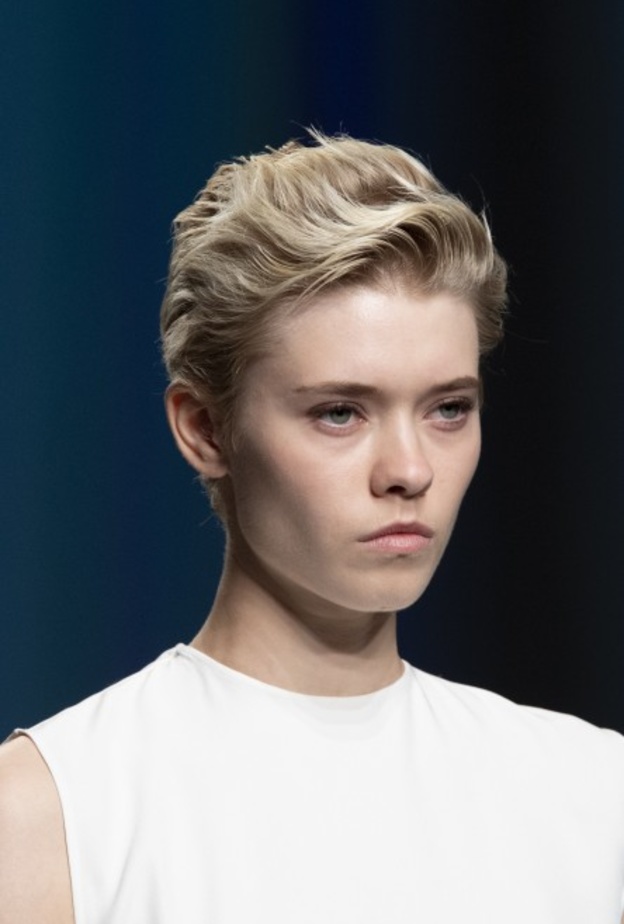 يمكن تسريح الشعر القصير المتدرج بأستليب مختلفة