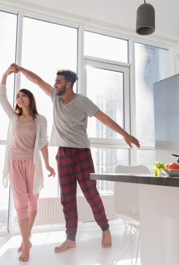 افكار لقضاء شهر عسل رومانسي بدون سفر، يمكن قضاء اجمل اللحظات في البيت