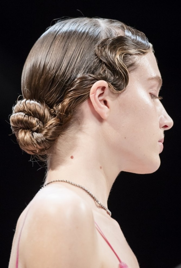  طريقة عمل تسريحات شعر الكعكة مع الضفائر المنخفضة من Ermanno Scervino