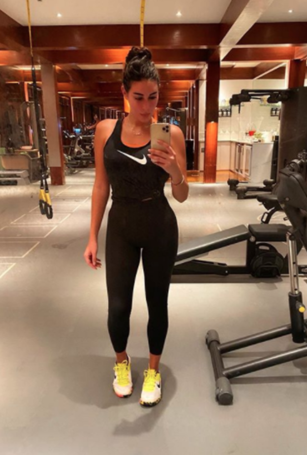  اعتمدت ياسمين صبري حذاء رياضي ملون مع اطلالتها باللون الأسود