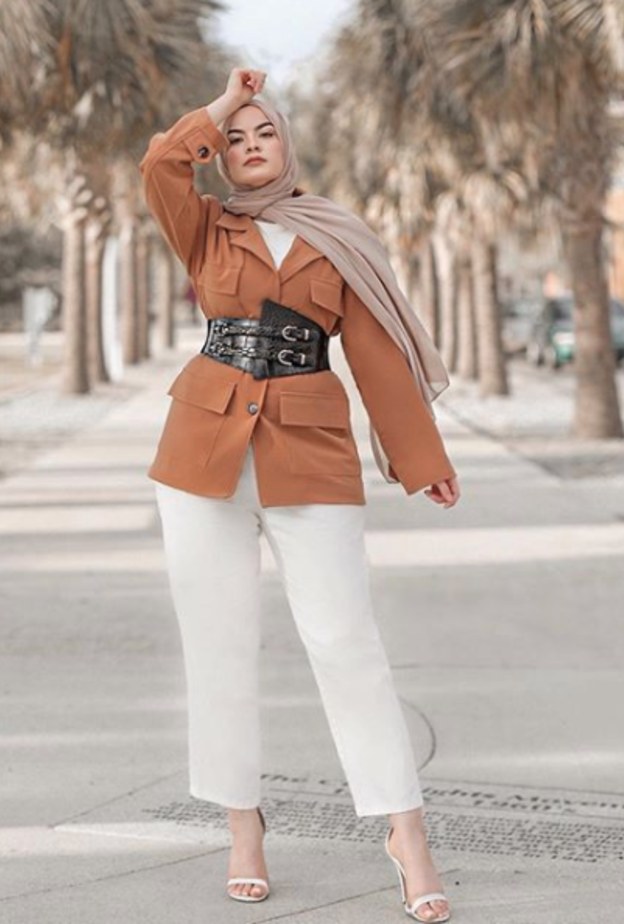 أمينة زين في تنسيق أنيق في البنطلون الأبيض والبليزر