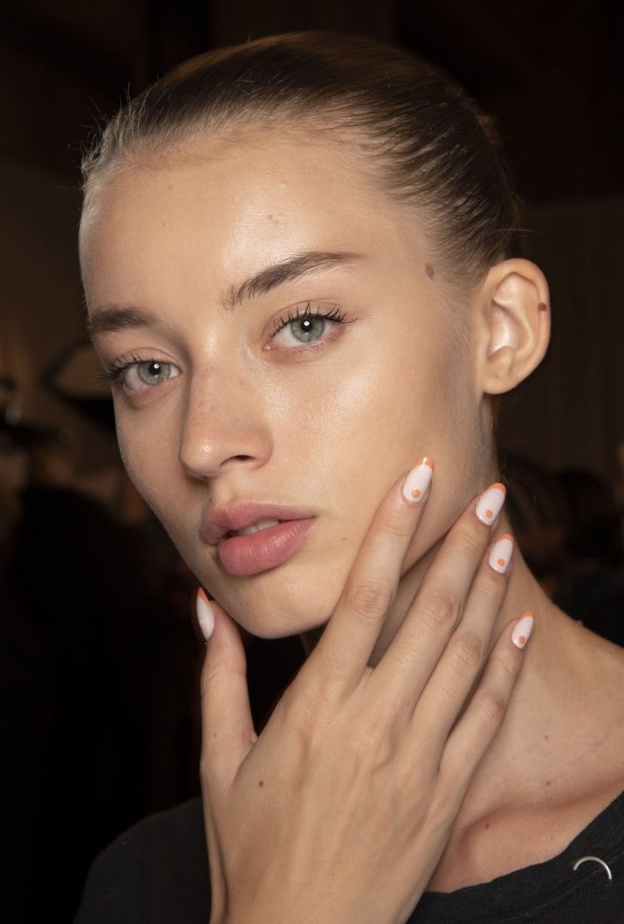 طرق لتطبيق المناكير الفرنسي اثناء الحجر المنزلي من Oscar De La Renta