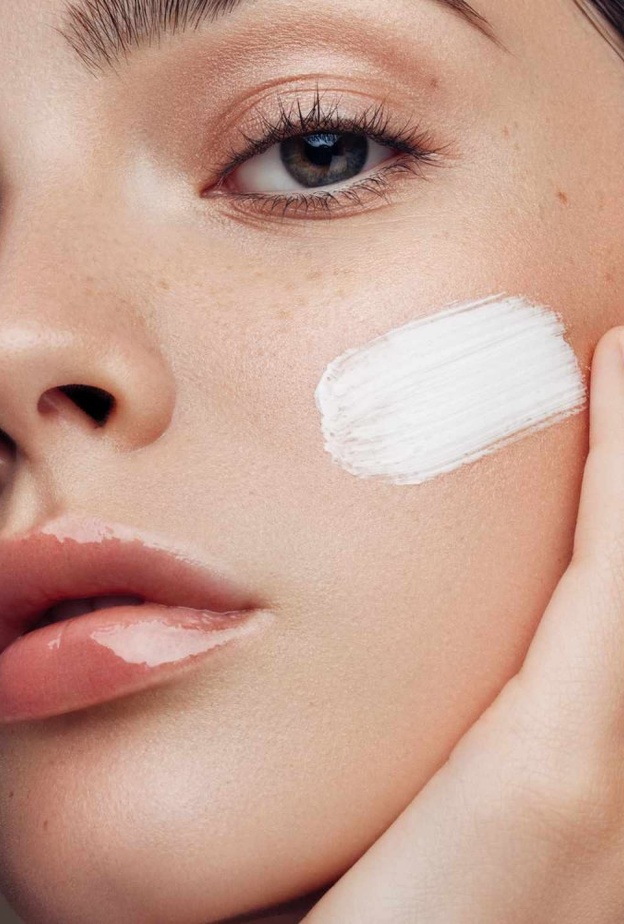 قومي بتفتيح بشرتك باستخدام العسل واللوز ككريم منزلي