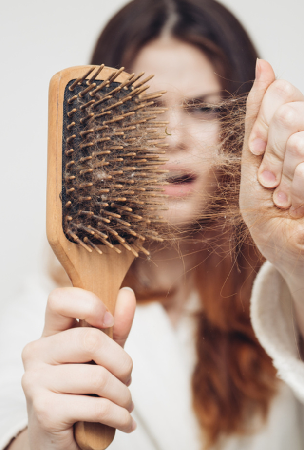 اسباب تساقط الشعر من الجذور وطرق علاجه