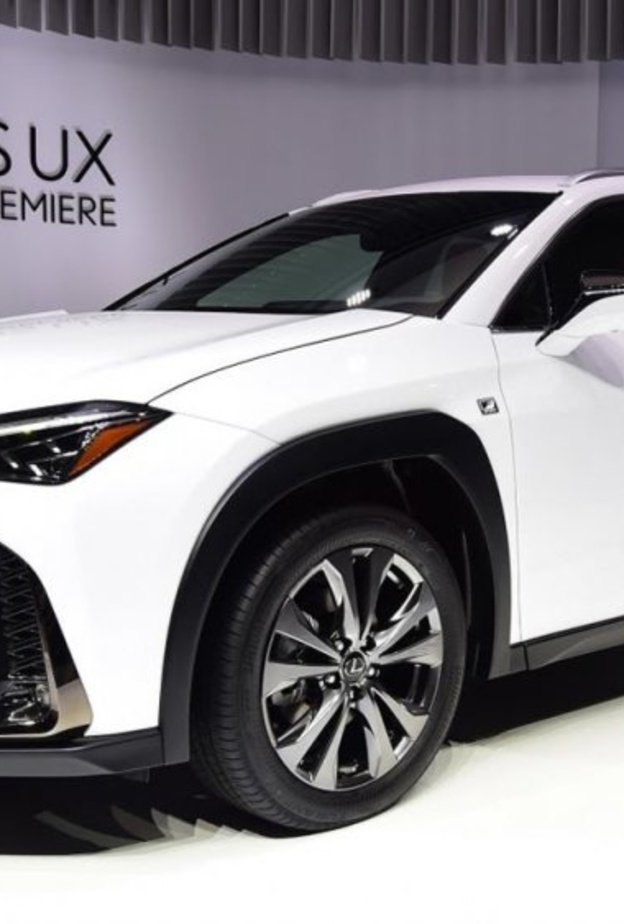 لكزس تعرض سيارة UX 2020 كروس أوفر الجديدة