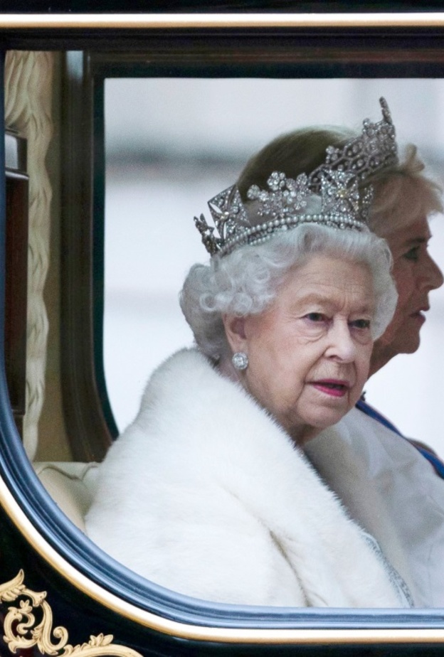 "بكل هدوء".. تواجه العائلة المالكة البريطانية أصعب المواقف