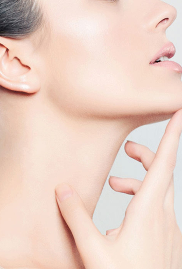 يعمل الليزر على تحفيز إنتاج الكولاجين فيبدو جلد الرقبة أكثر نعومة وحيوية