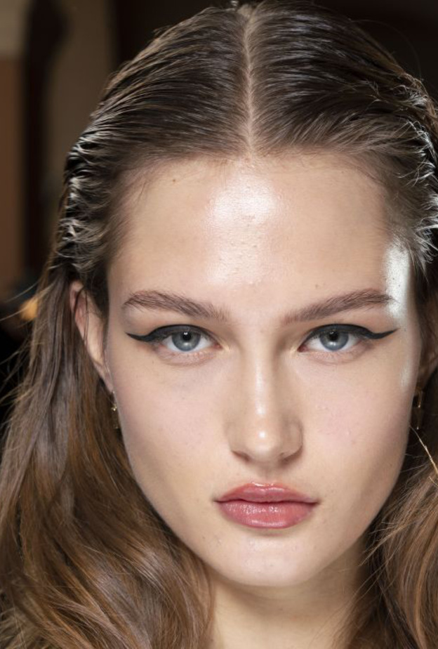 طرق بسيطة لرسم الايلاينر الاسود اثناء الحجر المنزلي من Ashish