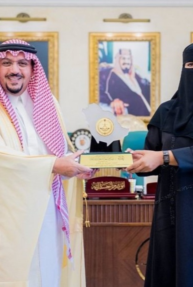  أمير القصيم يكرم سيدة الاعمال مريم المطيري نظير مساهمتها الخيرية الوطنية