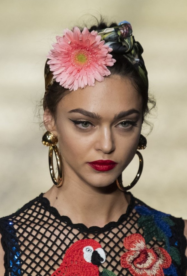 اكسسوارات شعر 2020 مع الورود الأمامية من وحي Dolce & Gabbana