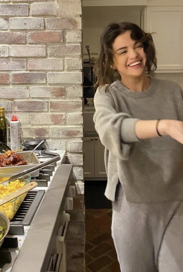 صورة عفوية تظهر سيلينا غوميز تحضر الطعام في منزلها