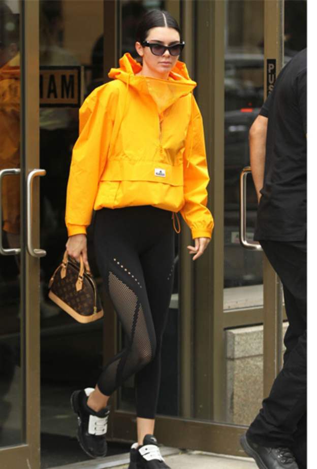 بناطيل رياضية مريحة مع الشبك على طريقة Kendall Jenner