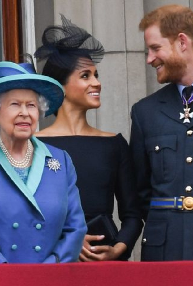 ملكة بريطانيا والثنائي ساسيكس