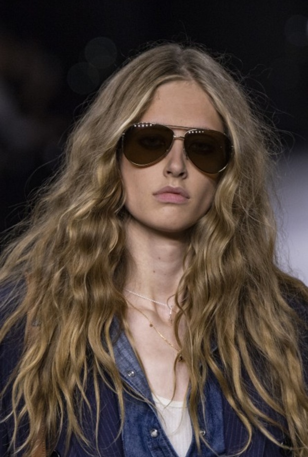  تسريحة الشعر المموجة بأسلوب طبيعي مناسبة لفصل الربيع