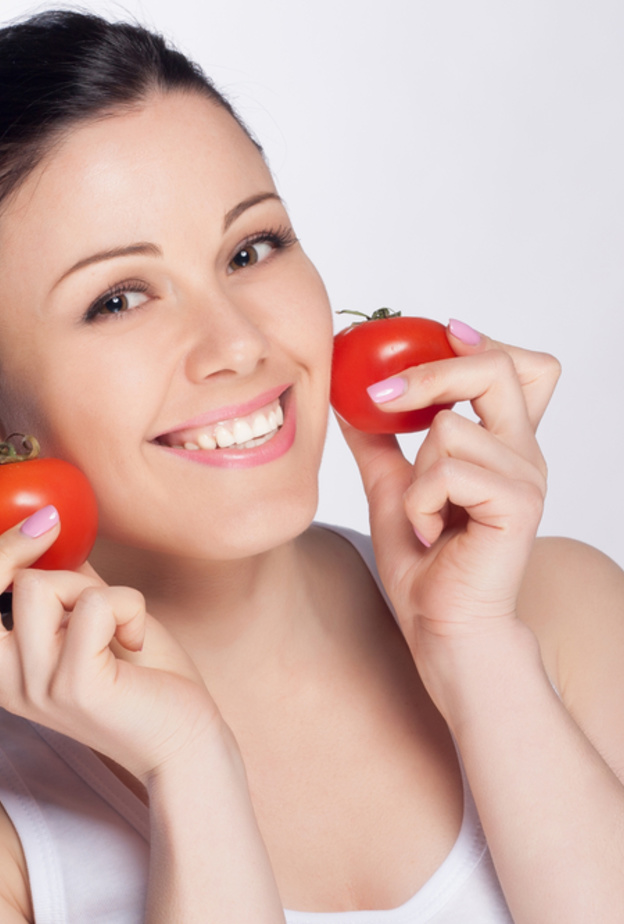  استفيدي من الحجر المنزلي بتفتيح بشرتك بواسطة الطماطم