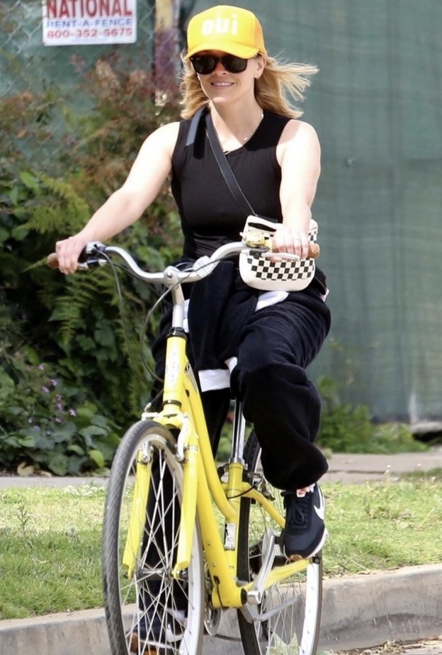 ريس وثرسبون تغادر منزلها لفترة قصيرة لركوب الدراجة في الهواء الطلق