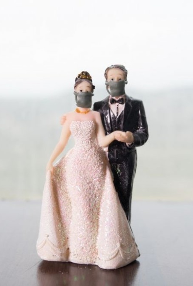 افكار لحفل زفاف صغير و مميز، عرسان بكمامات الوجه