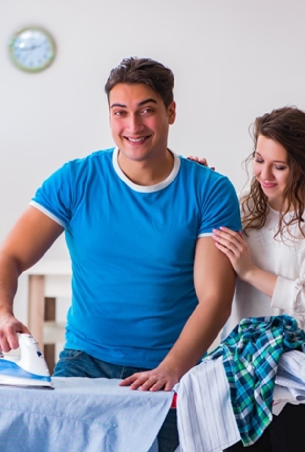 دور الأب والأبناء في مساعدة الأم في فترة الحجر المنزلي 