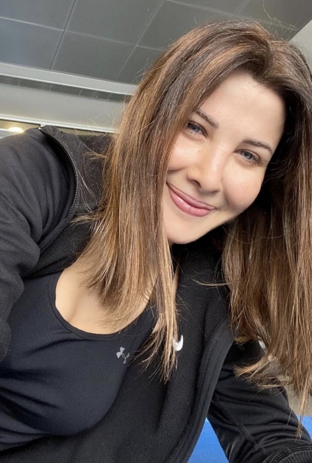 يبدو أن نانسي عجرم حريصة على ممارسة التمارين الرياضية حتى في الحجر المنزلي 