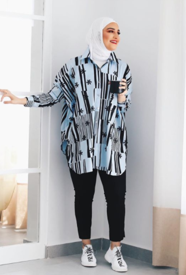  دلال الدوب اعتمدت لوك كاجوال في القميص الاوفر سايز